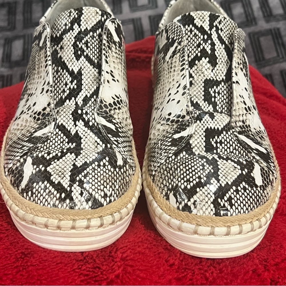 J-Slides Womens Snake Skin Print Slip-On Sneakers Black & White Faux Leather - Picture 2 of 9